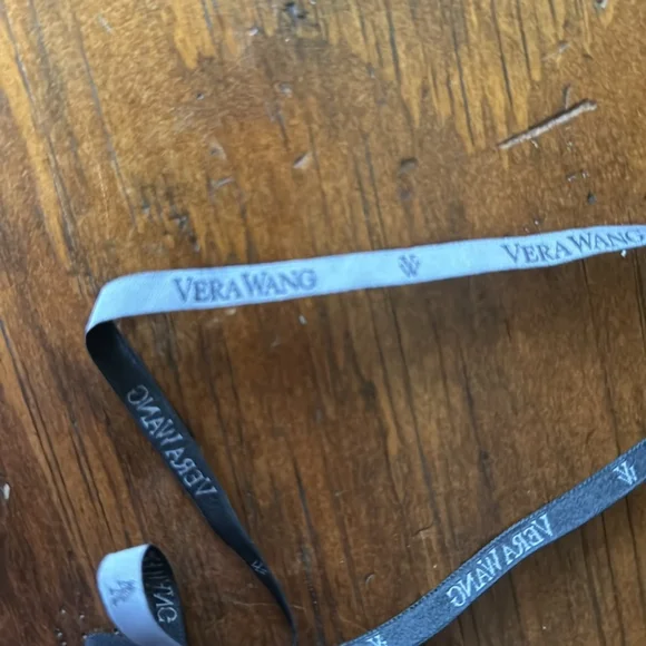 Vera Wang Gown - Picture 6 of 9